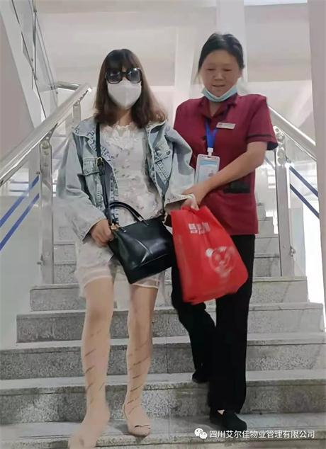 助人為樂，他們像花兒綻放在八月！