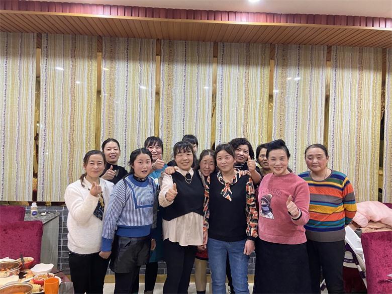 艾爾佳物業(yè)全體員工喜迎新春，團年聚餐發(fā)放春節(jié)福利